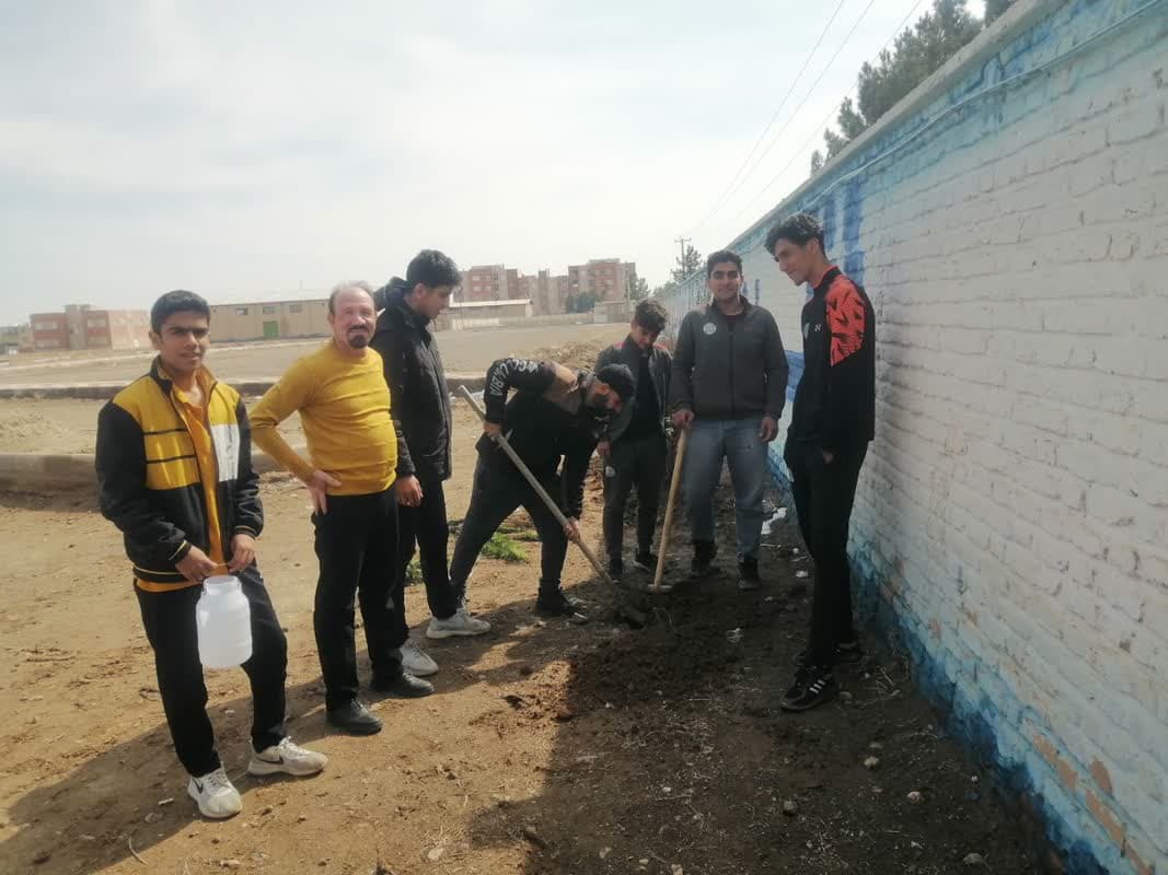 کاشت درخت توسط دبیران و هنرجویان هنرستان 